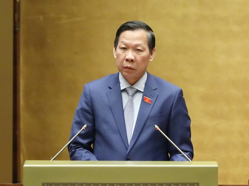 Chủ nhiệm Ủy ban Kinh tế và Tài chính Phan Văn Mãi trình bày báo cáo thẩm tra. Ảnh: Duy Linh.