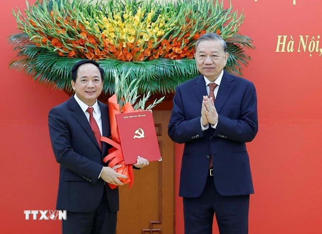 Tổng Bí thư Tô Lâm trao Quyết định của Bộ Chính trị điều động, phân công, bổ nhiệm đồng chí Trịnh Văn Quyết giữ chức Trưởng Ban Tuyên giáo và Dân vận Trung ương. (Ảnh: Thống Nhất/TTXVN). Tổng Bí thư Tô Lâm trao Quyết định của Bộ Chính trị điều động, phân công, bổ nhiệm đồng chí Trịnh Văn Quyết giữ chức Trưởng Ban Tuyên giáo và Dân vận Trung ương. (Ảnh: Thống Nhất/TTXVN).