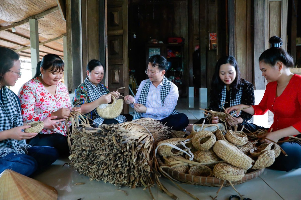 Các đại biểu tham quan các gia đình làm du lịch tự thân trên Cồn Hô, Vĩnh Long.