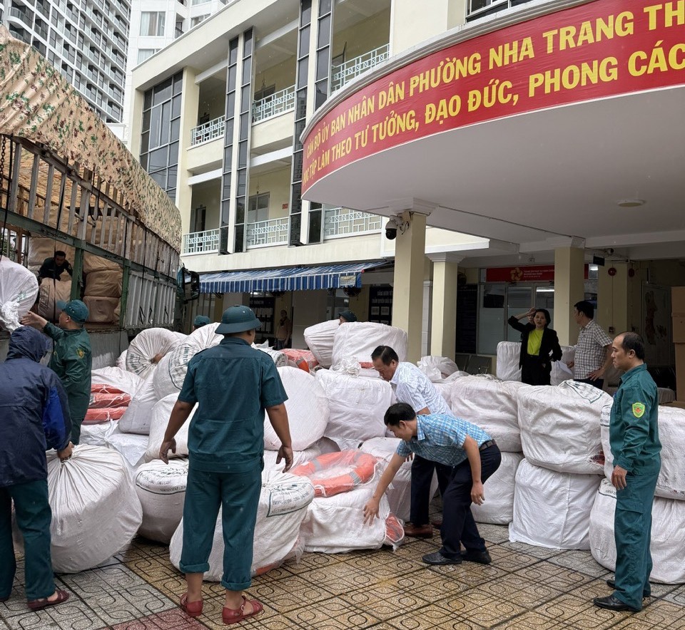 Toàn bộ số phao tròn cứu sinh được bàn giao tại phường Nha Trang, tỉnh Khánh Hòa.