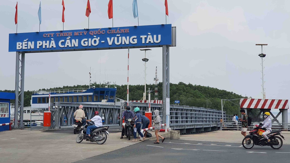 Người dân hiện nay di chuyển từ Cần Giờ đến Vũng Tàu bằng phà biển.