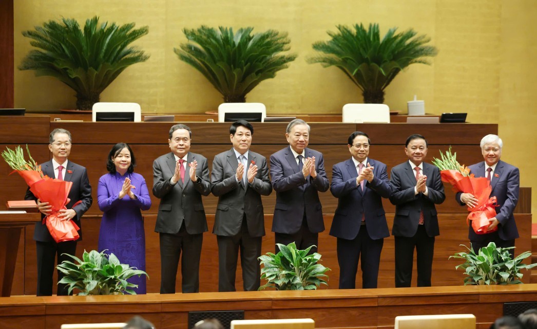 Lãnh đạo Đảng, nhà nước chúc mừng ông Nguyễn Văn Quảng và ông Đỗ Văn Chiến nhận nhiệm vụ mới - Ảnh: Duy Linh