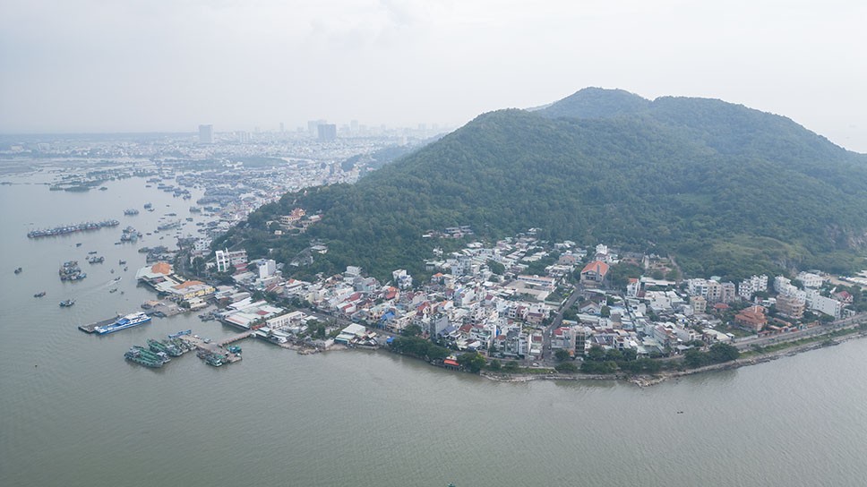 Khu vực phía Vũng Tàu nằm dọc tuyến đường Trần Phú, tập trung đông đúc khu dân cư, bến cảng và hàng trăm tàu thuyền neo đậu.