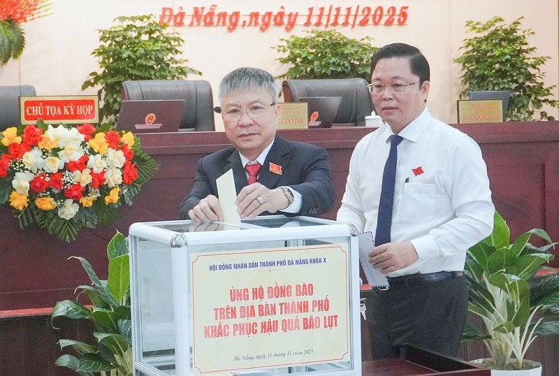 HĐND TP.Đà Nẵng ủng hộ nhân dân trên địa bàn thành phố khắc phục hậu quả, thiệt hại lũ lụt. Ảnh: Vinh Phạm