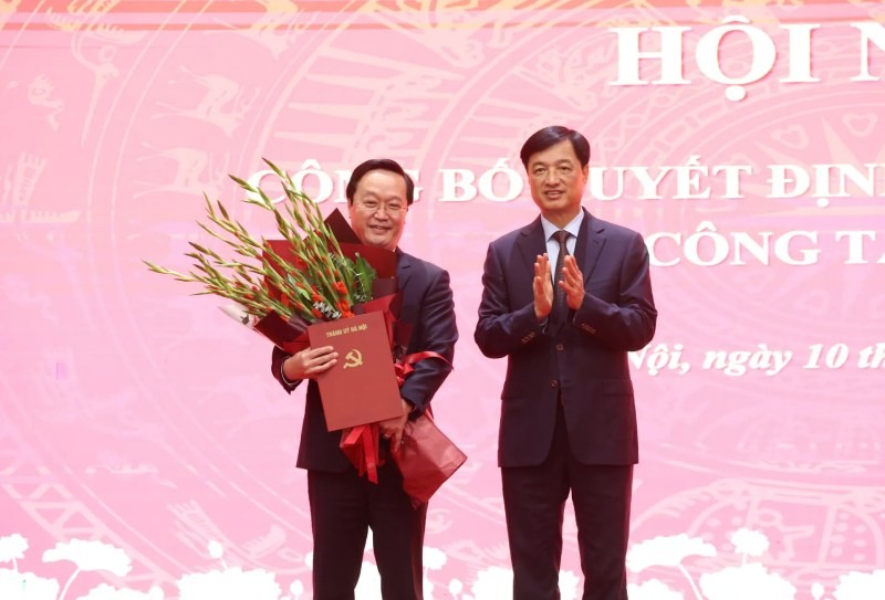 Ủy viên Bộ Chính trị, Bí thư Thành ủy Hà Nội Nguyễn Duy Ngọc trao quyết định và chúc mừng ông Nguyễn Đức Trung.