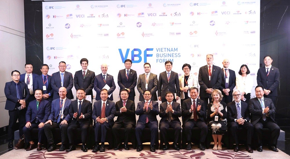 Thủ tướng Chính phủ, Bộ trưởng Bộ Tài chính, Đồng Chủ tịch VBF cùng các đại biểu tham dự Diễn đàn chụp ảnh lưu niệm.