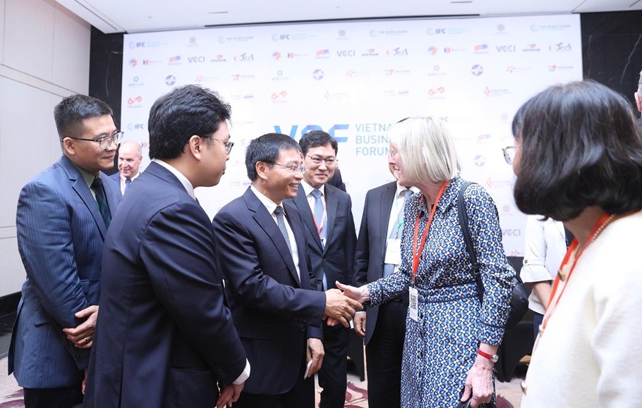 Lãnh đạo Bộ Tài chính gặp gỡ, trao đổi với các Hiệp hội doanh nghiệp bên lề Diễn đàn.