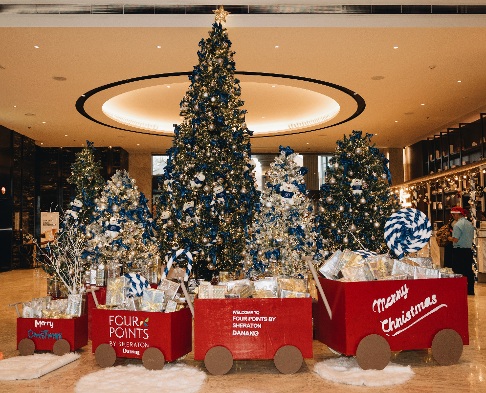 Không gian Giáng sinh ấm áp chờ đón, hứa hẹn màn trang trí rực rỡ năm nay.