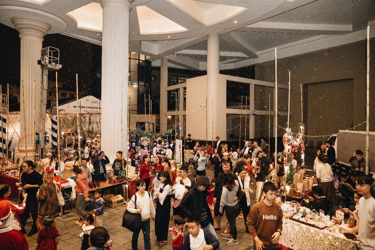 Christmas Market rộn ràng sắc màu.