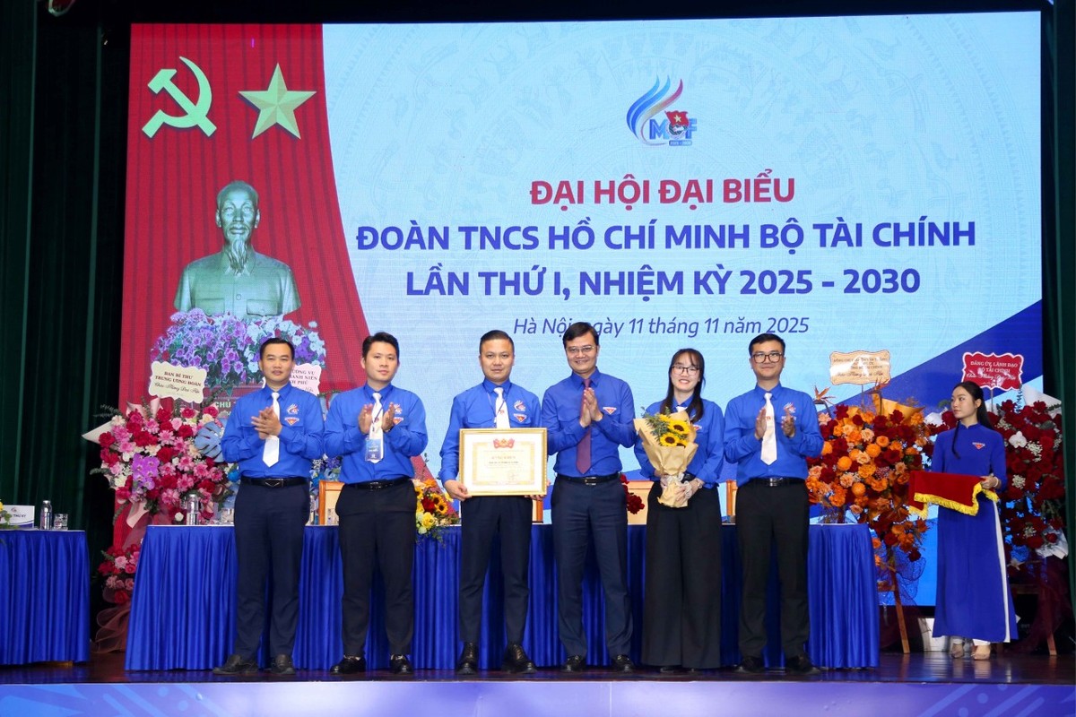 Đồng chí Bùi Quang Huy trao Bằng khen của Trung ương Đoàn TNCS Hồ Chí Minh cho Đoàn Thanh niên Bộ Tài chính giai đoạn 2022 - 2025.