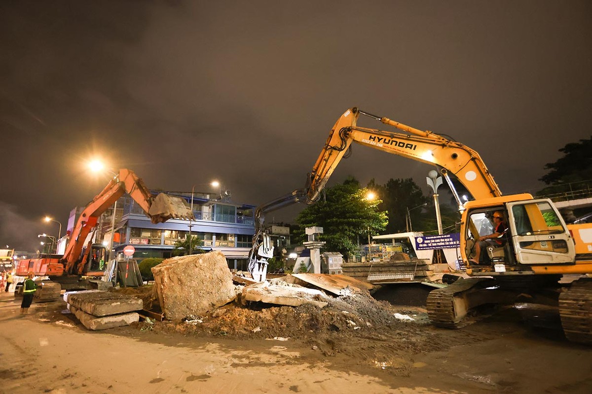 Hiện dự án đang huy động 11 mũi thi công, phấn đấu hoàn thành công tác di dời hạ tầng kỹ thuật vào cuối năm 2025.