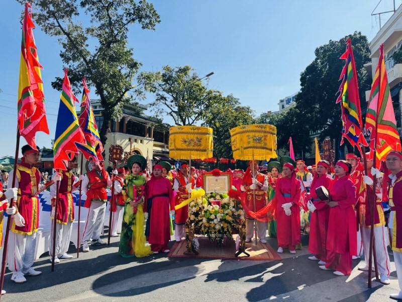 Tái hiện Lễ rước Tổ nghề may Trạch Xá, do các nghệ nhân làng nghề thực hiện.