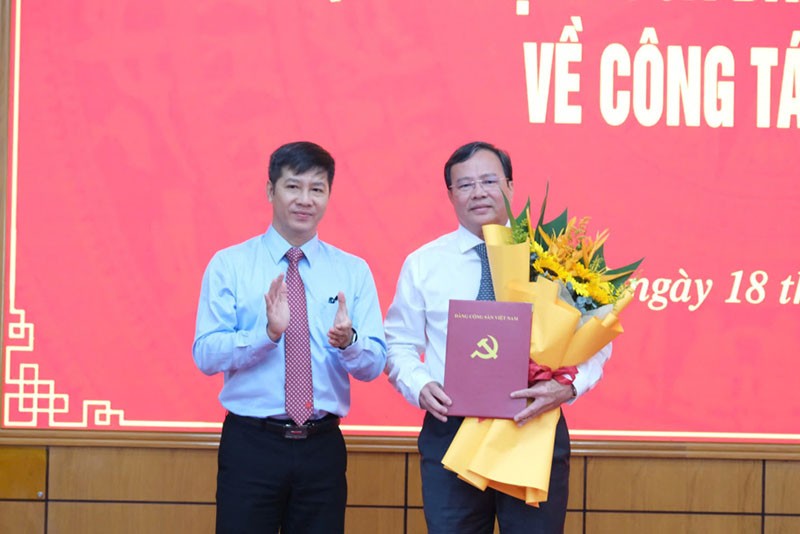 Phó Trưởng Ban Tổ chức Trung ương Nguyễn Thành Tâm trao Quyết định cho ông Lê Văn Hẳn. Ảnh: Báo Tây Ninh