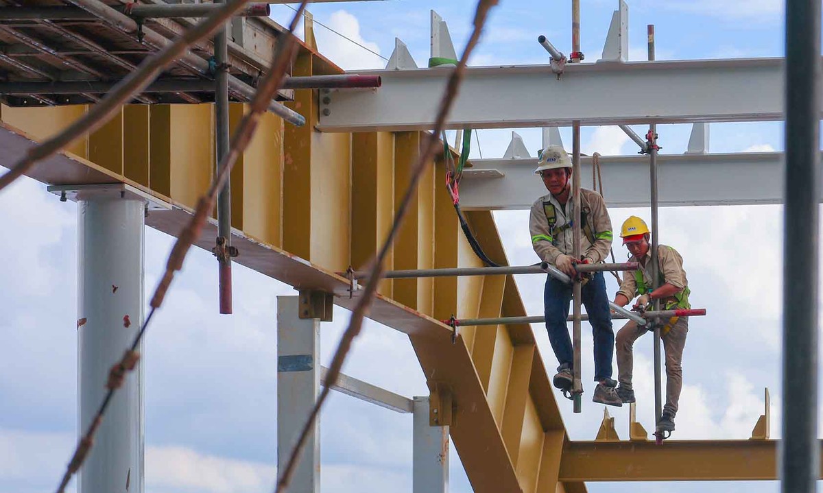 Công việc hoàn thiện bên trong nhà ga, mục tiêu trở thành sân bay xanh, sân bay thông minh với tiêu chuẩn quốc tế 5 sao.