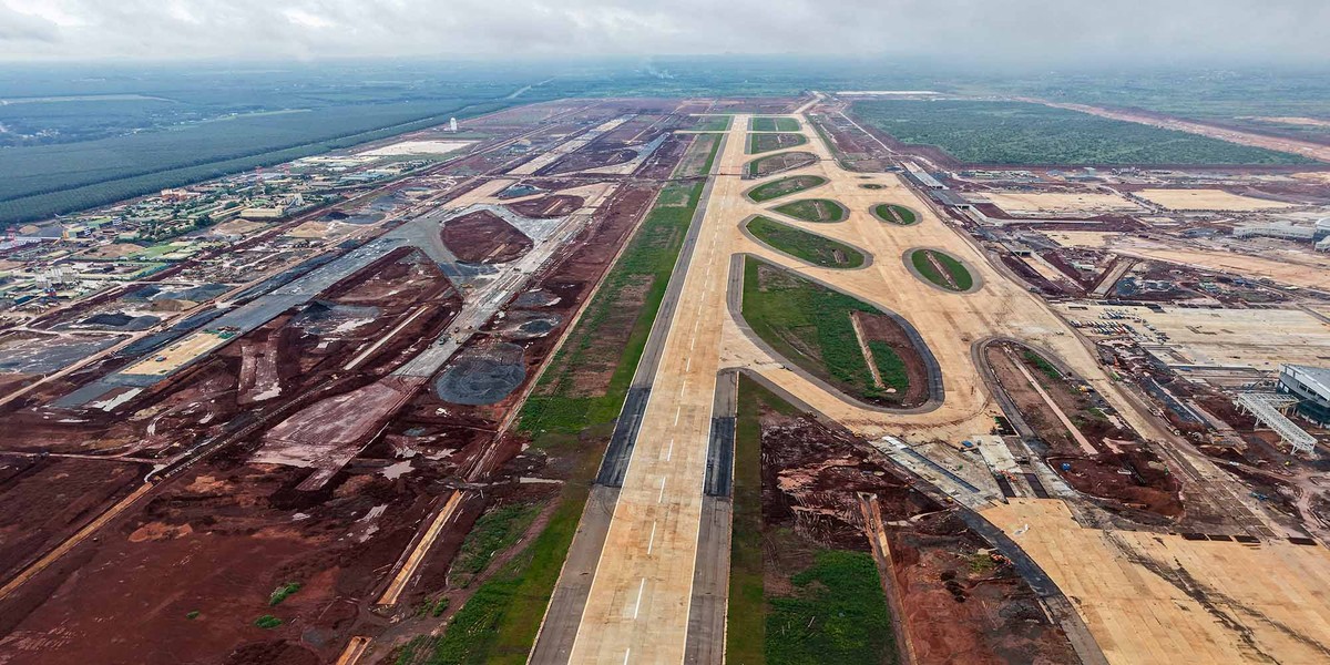 Đường cất hạ cánh thứ nhất, đường lăn đã hoàn thành xây dựng, lắp đặt trang thiết bị, đã tiến hành bay hiệu chuẩn đủ điều kiện để khai thác.