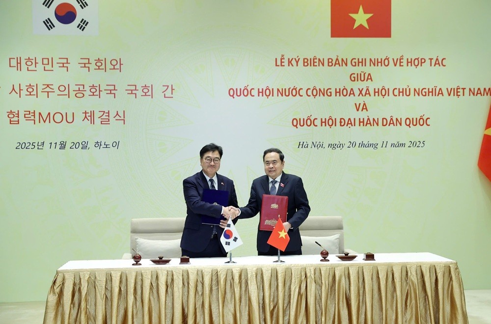 Chủ tịch Quốc hội Trần Thanh Mẫn và Chủ tịch Quốc hội Woo Won Shik ký mới Bản ghi nhớ về hợp tác giữa Quốc hội Việt Nam và Quốc hội Hàn Quốc.