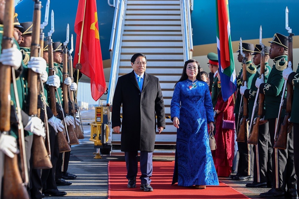 Thủ tướng Chính phủ Phạm Minh Chính cùng Phu nhân và Đoàn đại biểu cấp cao Việt Nam tới Nam Phi - Ảnh: VGP/Nhật Bắc.