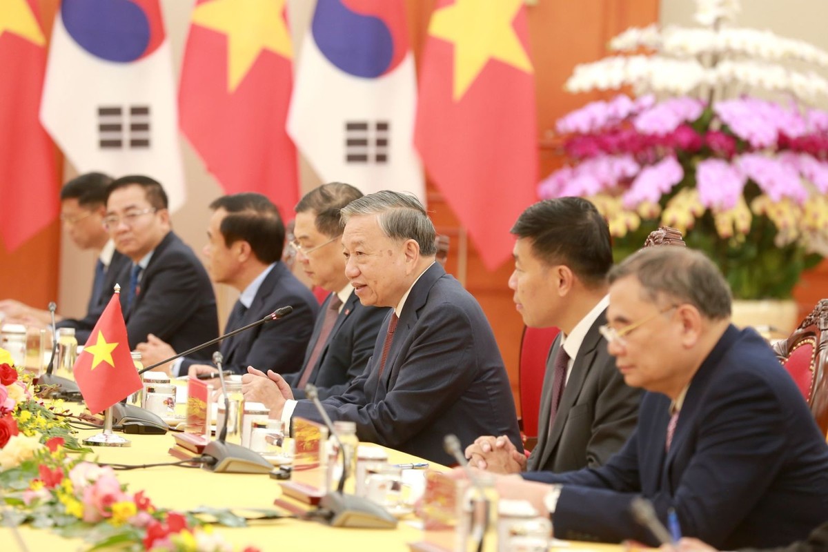 Tổng Bí thư cũng đề nghị hai bên hiện thực hóa việc đưa hợp tác khoa học công nghệ, đổi mới sáng tạo và chuyển đổi số thành trụ cột mới trong quan hệ song phương; tăng cường hợp tác trong đào tạo nhân lực và nghiên cứu phát triển các ngành công nghệ chiến lược, sản phẩm công nghệ chiến lược; và thúc đẩy hợp tác, xây dựng cơ sở hạ tầng cốt lõi như trí tuệ nhân tạo (AI), mạng thế hệ tiếp theo và trung tâm dữ liệu, xây dựng khuôn khổ pháp lý và thể chế để cùng tiến vào kỷ nguyên số về AI.