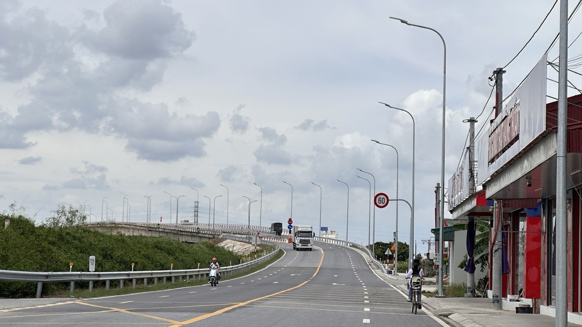 Đường tỉnh 390 đoạn từ cầu Hợp Thanh đến cầu Quang Thanh đã được nâng cấp, tăng khả năng kết nối giao thông từ quốc lộ 5 đến quốc lộ 10, đảm bảo an toàn và đáp ứng nhu cầu đi lại ngày càng tăng. Ảnh: Quỳnh Nga Đường tỉnh 390 đoạn từ cầu Hợp Thanh đến cầu Quang Thanh đã được nâng cấp, tăng khả năng kết nối giao thông từ quốc lộ 5 đến quốc lộ 10, đảm bảo an toàn và đáp ứng nhu cầu đi lại ngày càng tăng. Ảnh: Quỳnh Nga