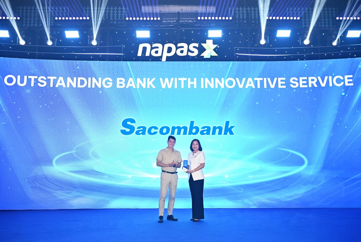 Bà Nguyễn Phương Huyền (Giám đốc Khối khách hàng cá nhân) đại diện ngân hàng nhận giải thưởng Ngân hàng triển khai dự án mang tính đổi mới trong năm