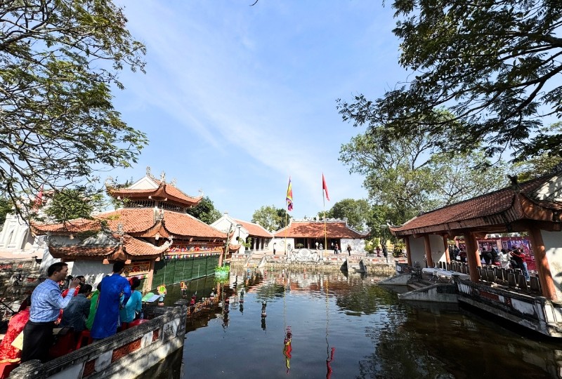 Các đại biểu trải nghiệm múa rối nước Đào Thục. Ảnh: Hồ Hạ.