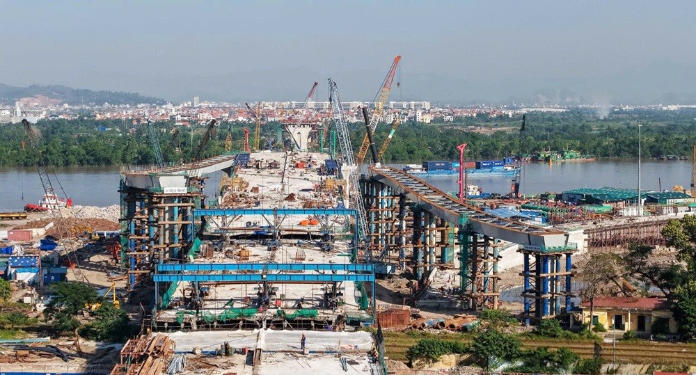 Hải Phòng đẩy nhanh tiến độ dự án góp phần quan trọng giải ngân vốn đầu tư công của thành phố (Trong ảnh: Thi công đường dẫn và nút giao Dự án cầu Nguyễn Trãi). Ảnh: Lê Dũng