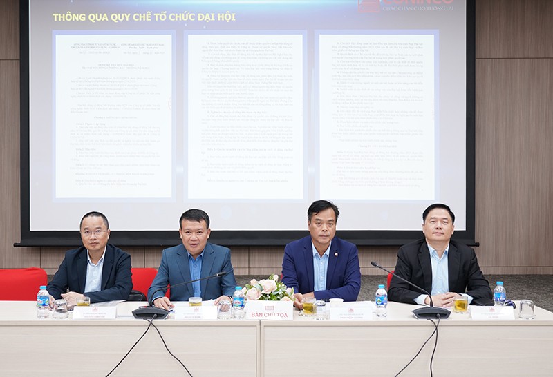 Chủ tịch HĐQT Phan Ngọc Cương (thứ 2 từ phải sang) chủ trì Đại hội