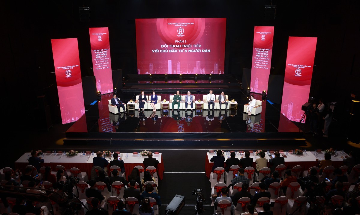 Nhiều câu hỏi từ người dân đã được gửi đến hội nghị.