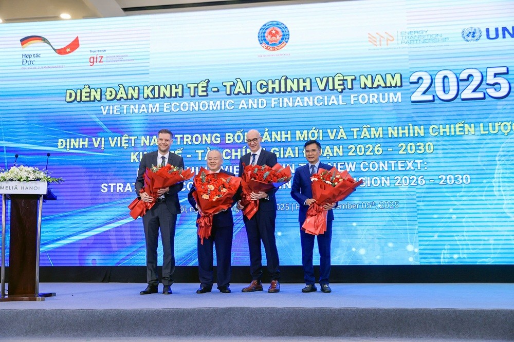 Lãnh đạo Bộ Tài chính tặng hoa chúc mừng Diễn đàn. Lãnh đạo Bộ Tài chính tặng hoa chúc mừng Diễn đàn.