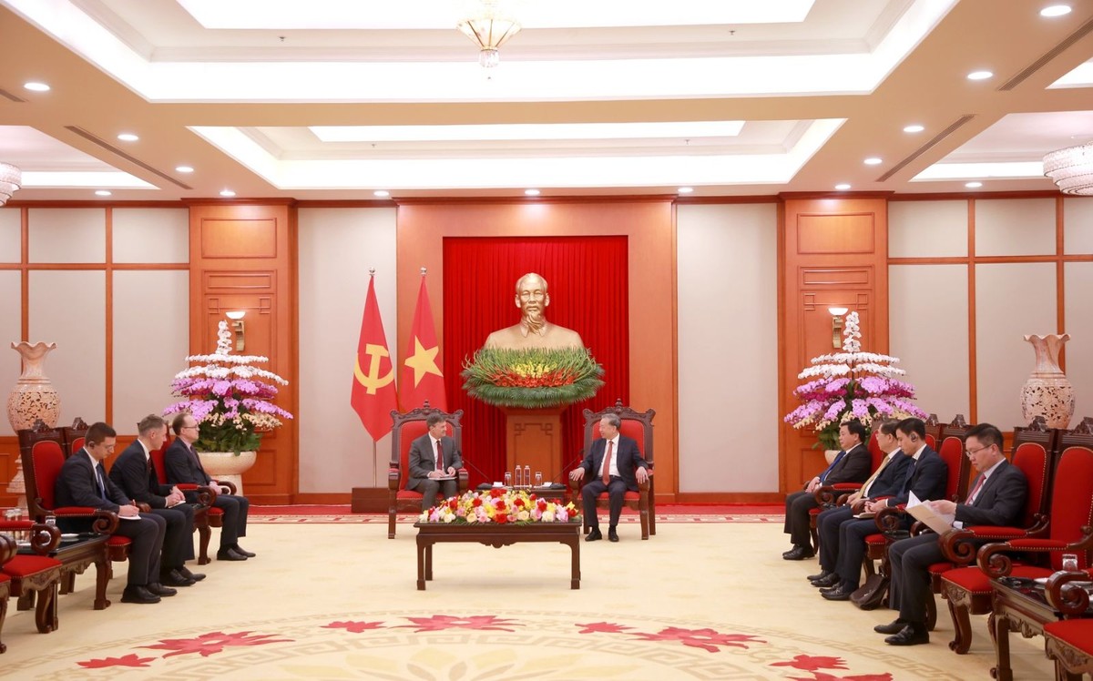 Tổng Bí thư Tô Lâm tiếp Giám đốc Học viện Tổng thống Liên bang Nga Aleksey Komissarov. Tổng Bí thư Tô Lâm tiếp Giám đốc Học viện Tổng thống Liên bang Nga Aleksey Komissarov.