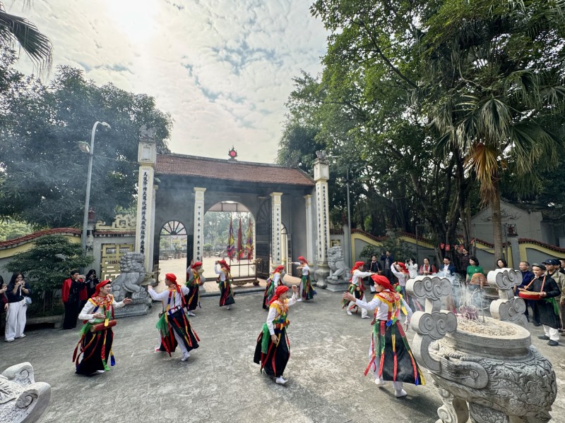 Trình diễn điệu múa cổ “Con Đĩ Đánh Bồng” tại chương trình khảo sát. Ảnh: Hồ Hạ.