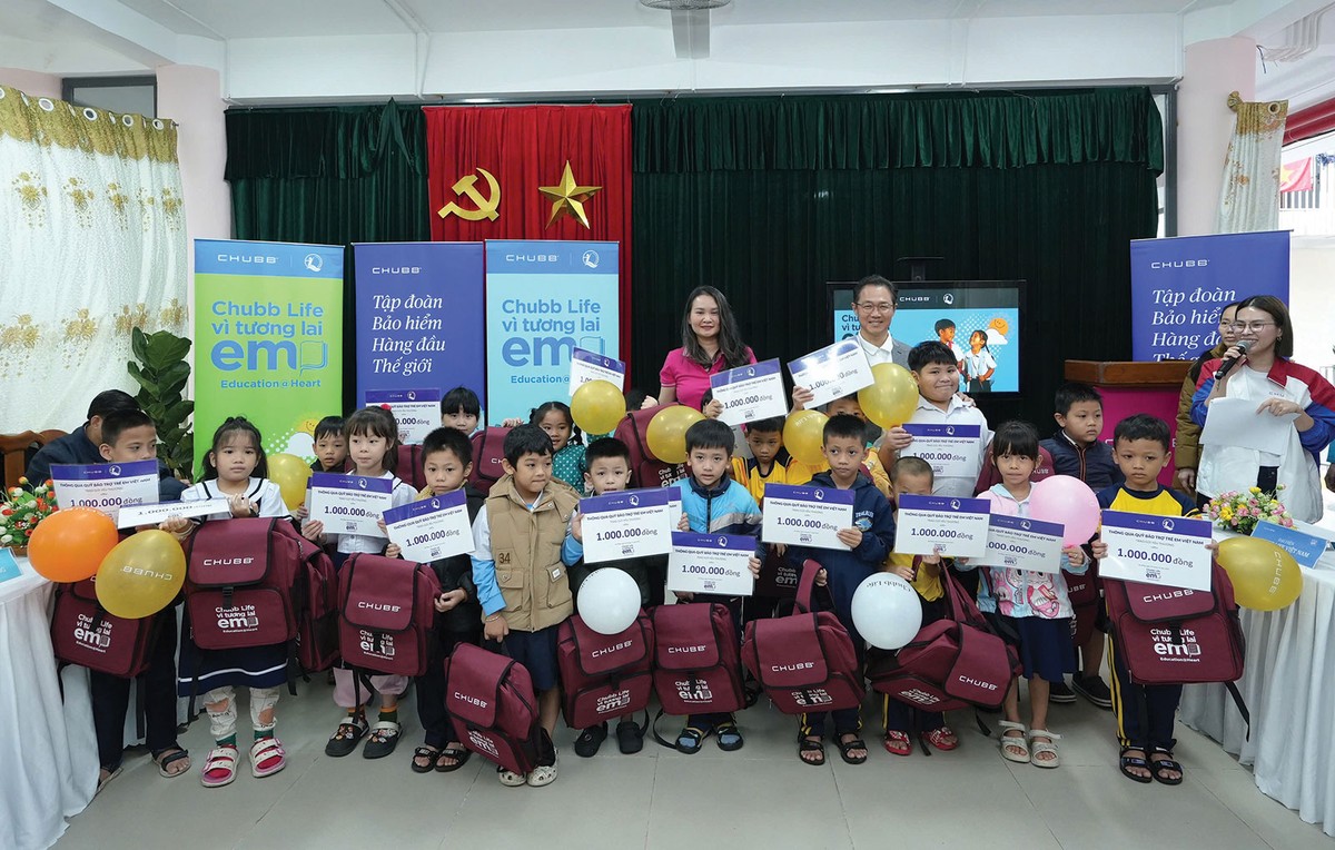 Những suất hỗ trợ và dụng cụ học tập từ chương trình “Chubb Life – Vì Tương Lai Em” được ban lãnh đạo, đối tác, đội ngũ kinh doanh trao tận tay các em học sinh tại Đà Nẵng