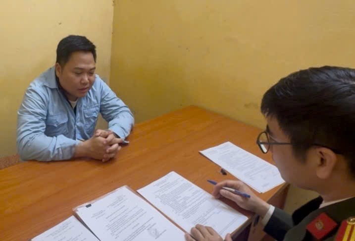 Nguyễn Văn Sáng lập chứng từ chi trả, bỏ trống số tiền sinh viên được nhận rồi tự bổ sung.