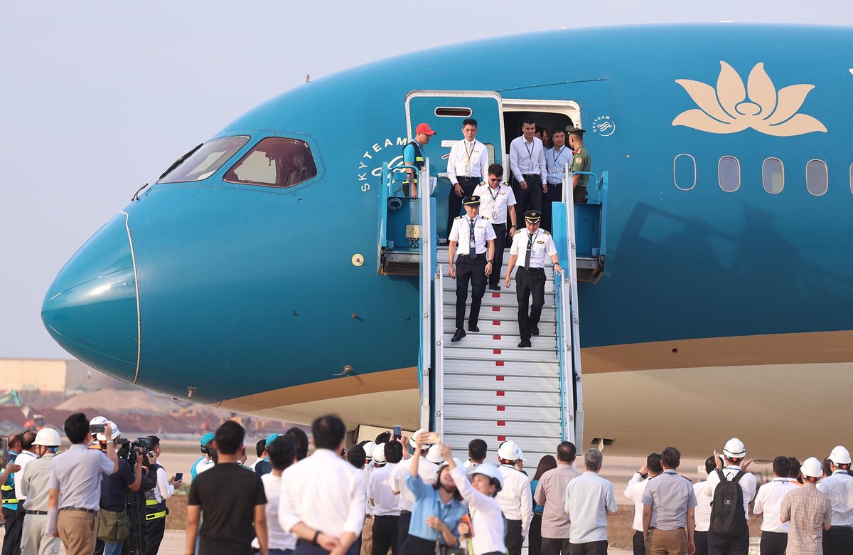 Phi hành đoàn bước xuống máy bay, hoàn thành chuyến bay kỹ thuật.