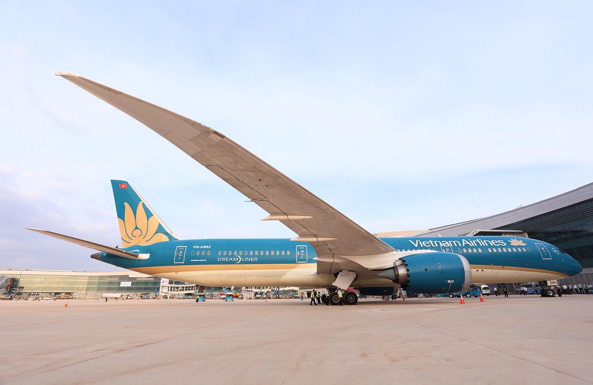 Máy bay Boeing 787 được tiếp nhiên liệu tại sân bay Long Thành trước khi quay trở lại sân bay Tân Sơn Nhất vào tối ngày 15/12.