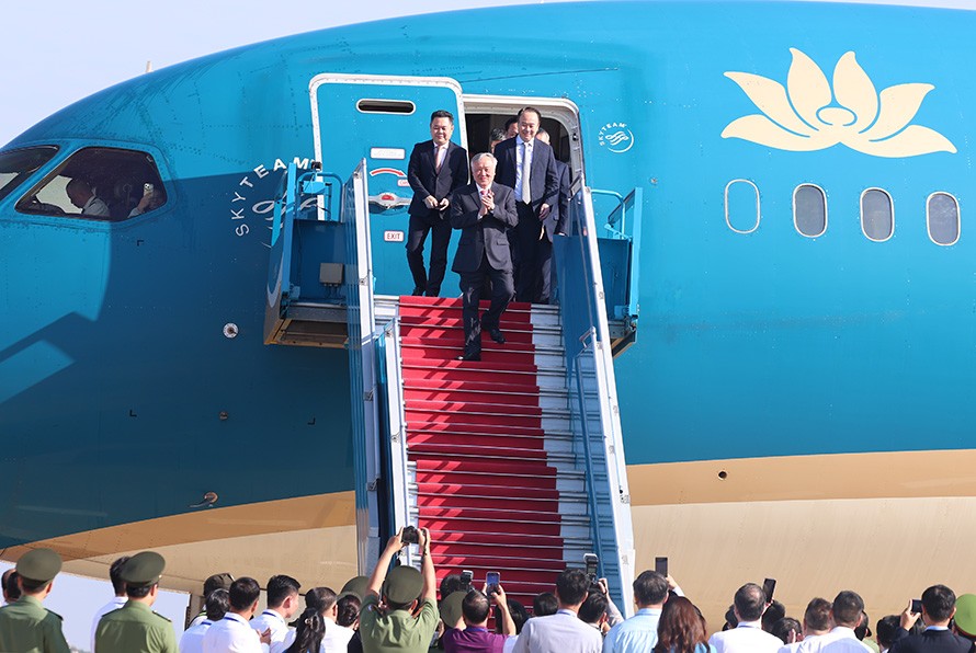 Phó Thủ tướng Thường trực Chính phủ Nguyễn Hòa Bình bước ra từ chuyến bay đầu tiên của Vietnam Airline hạ cánh tại sân bay Long Thành sáng 19/12. Đây là chuyến bay cất cánh từ sân bay Nội Bài (Hà Nội).