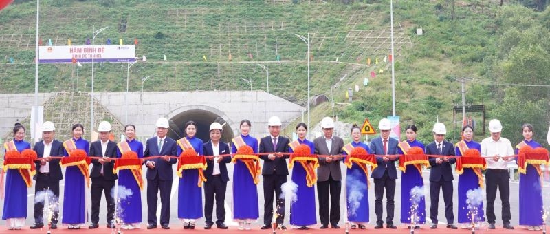 Cắt băng khánh thành cao tốc Quảng Ngãi-Hoài Nhơn