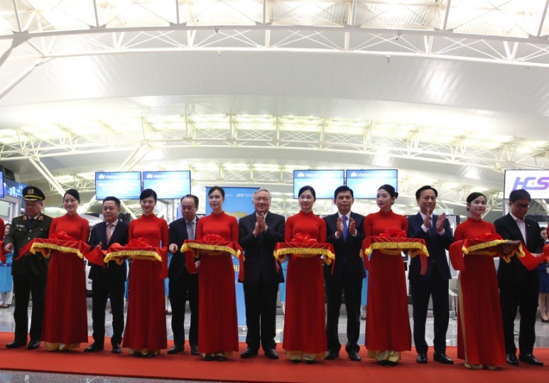 Phó Thủ tướng Thường trực Chính phủ Nguyễn Hòa Bình cắt băng khánh thành mở rộng Nhà ga hành khách T2 - Ảnh: VGP