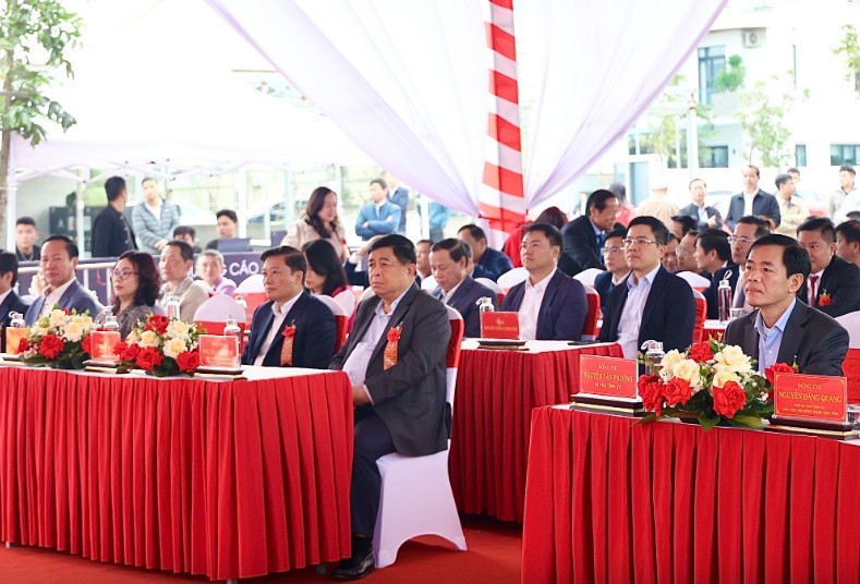 Phó Thủ tướng Chính phủ Nguyễn Chí Dũng dự khởi công Dự án Khu nhà ở xã hội trung tâm Đồng Hới, tỉnh Quảng Trị - Ảnh: VGP