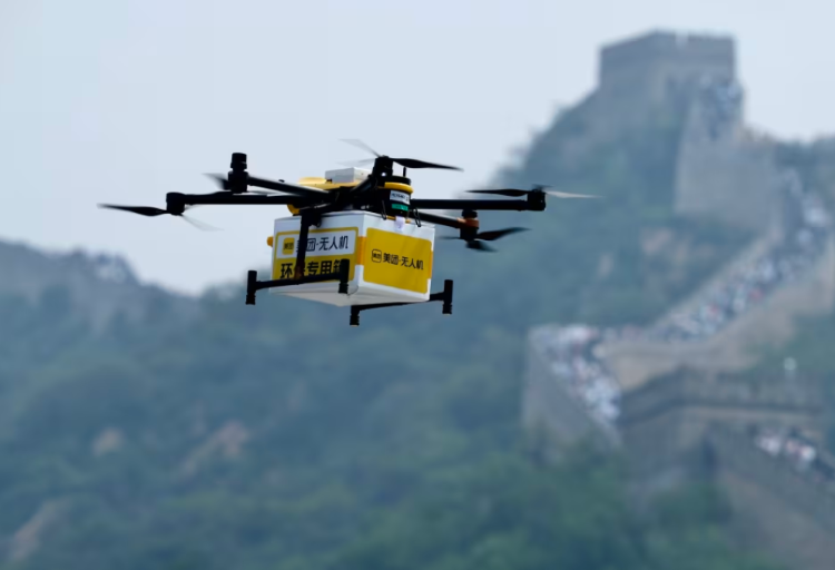 Một chiếc drone giao thức ăn đang tiếp cận một khu vực của Vạn Lý Trường Thành ở Bắc Kinh. Ảnh: Beijing Youth Daily