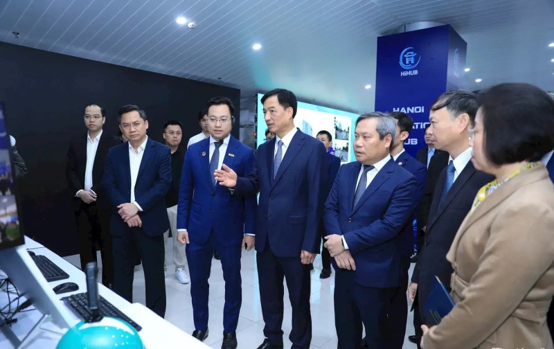 Bí thư Thành ủy Hà Nội Nguyễn Duy Ngọc; Chủ tịch UBND Thành phố Hà Nội Vũ Đại Thắng cùng các đại biểu tham quan các gian trưng bày sản phẩm tại triển lãm Mạng lưới đổi mới sáng tạo Thành phố Hà Nội.