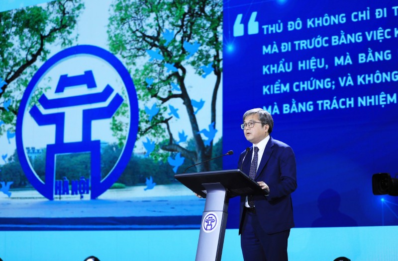 Phó chủ tịch UBND TP. Hà Nội Trương Việt Dũng trình bày tham luận tại hội nghị.