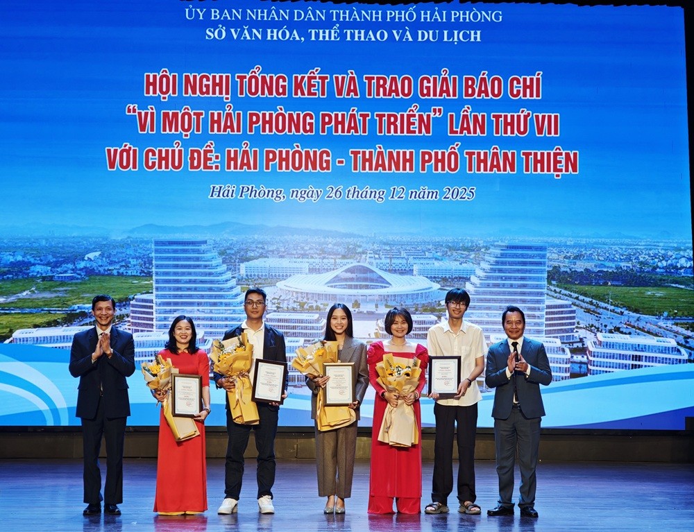 Các tác giả đạt giải báo chí Vì một Hải Phòng phát triển lần VII.