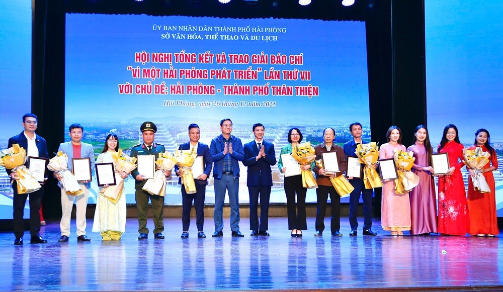 Nhóm tác giả Thanh Sơn - Quỳnh Nga, Báo Tài chính - Đầu tư đạt giải Khuyến khích giải báo chí Vì một Hải Phòng phát triển lần VII.