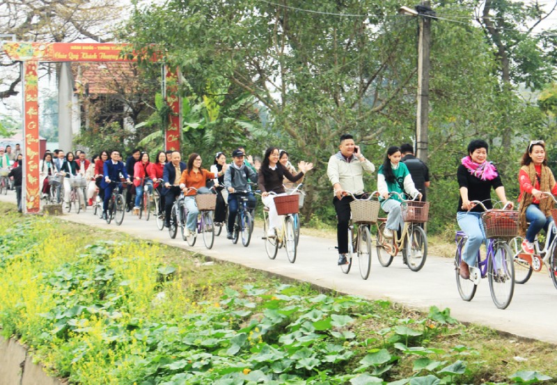 Đại biểu đạp xe trải nghiệm làng quê xã Vân Đình. Ảnh: TITC