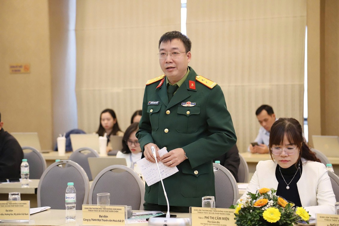 Ông Nguyễn Quang Hiếu, đại diện Phòng Kinh doanh Công ty TNHH Một thành viên Hóa chất 21 (Z121) chia sẻ tại diễn đàn.