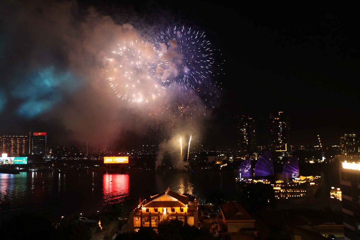 Thời khắc chuyển giao sang năm 2026, bằng màn bắn pháo hoa rực rỡ.