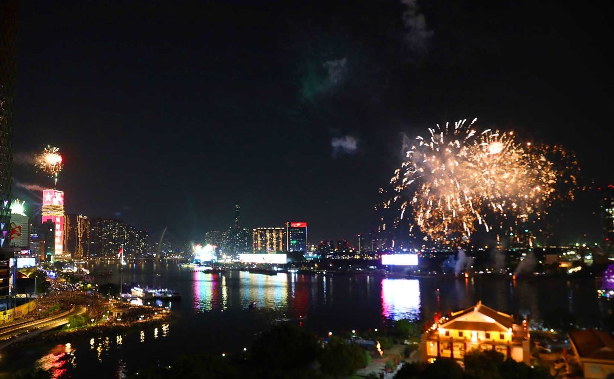 Bầu trời TP.HCM như bừng sáng.