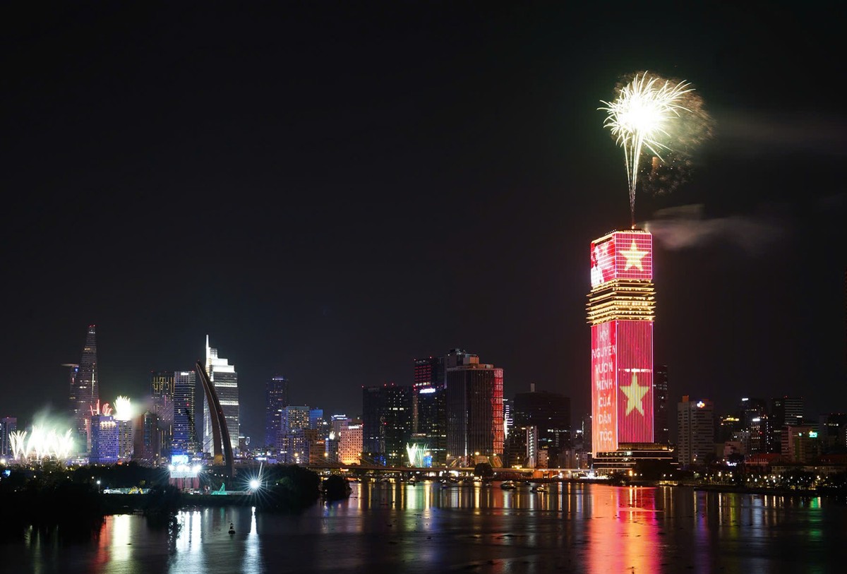 Tòa nhà trung tâm tài chính Marina IFC rực rỡ.