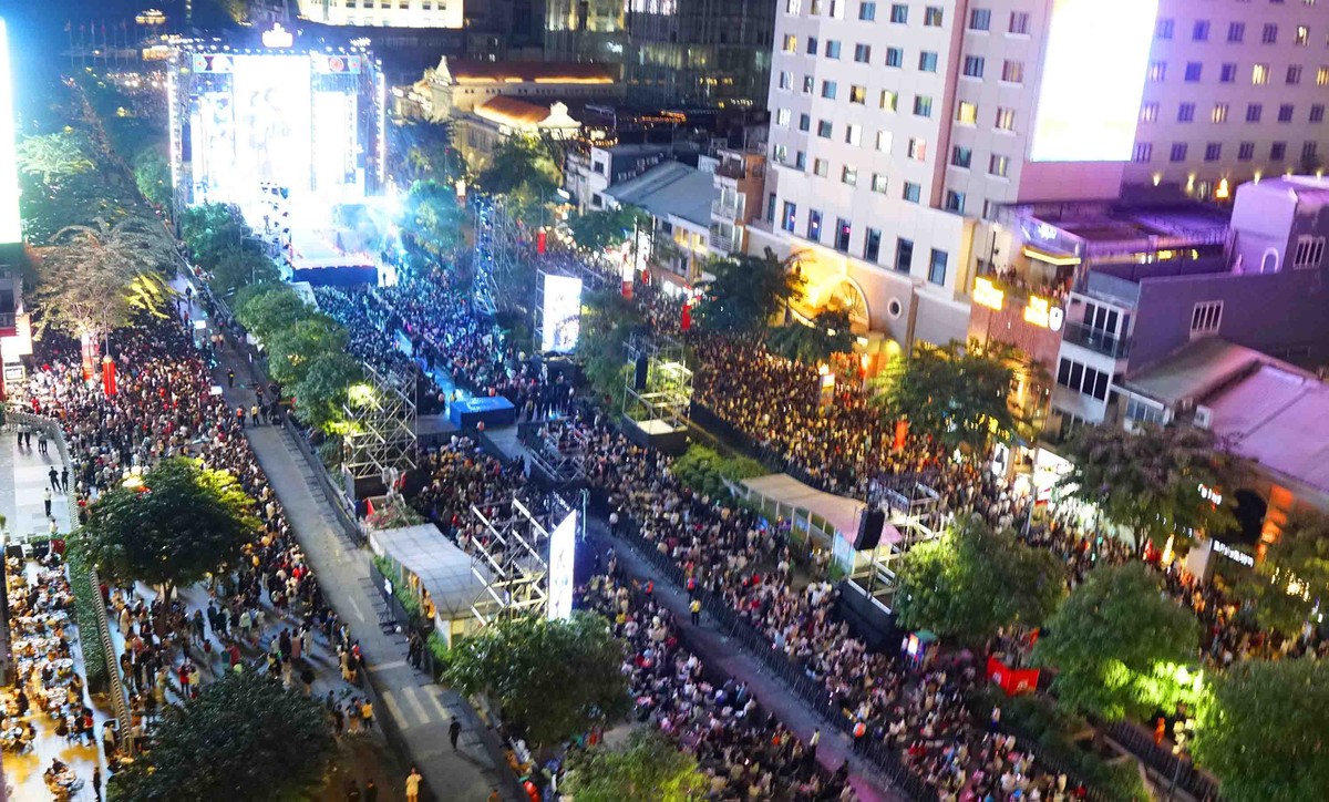 Trước thời khắc chuyển giao, tại phố đi bộ Nguyễn Huệ diễn ra chương trình countdown thu hút đông đảo người dân và du khách.